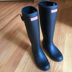 Hunter boots in matte black